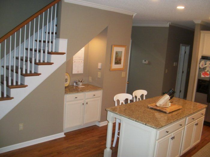 Кухня под лестницей оливковая