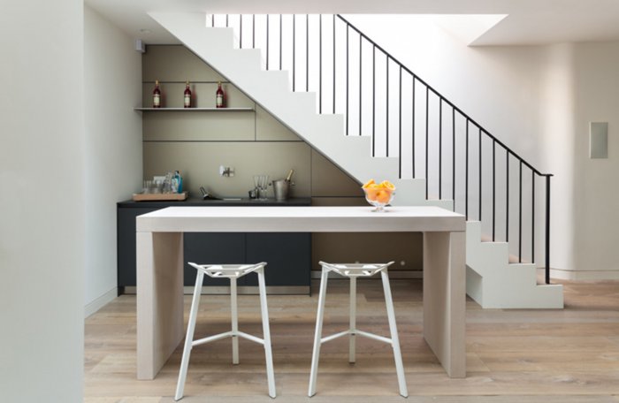 Кухня под лестницей