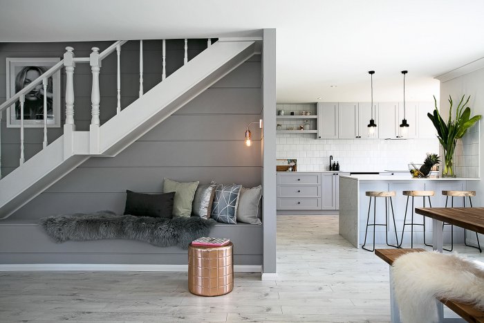 Кухня под лестницей в загородном доме