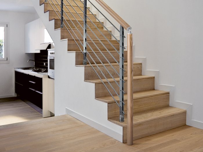 Лестница на второй этаж в частном доме из кухни