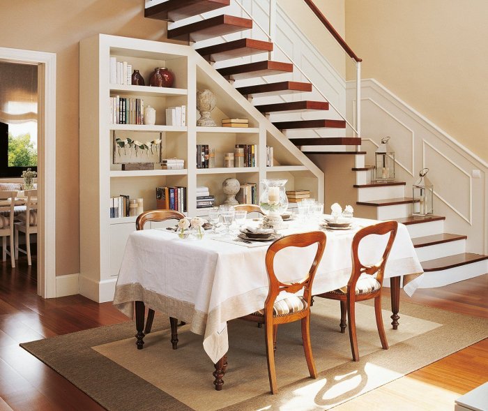 Обеденная зона под лестницей