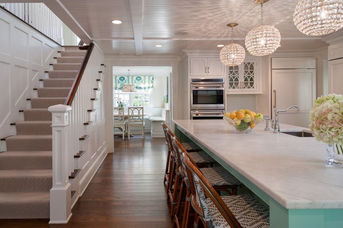 Интерьер кухни с лестницей