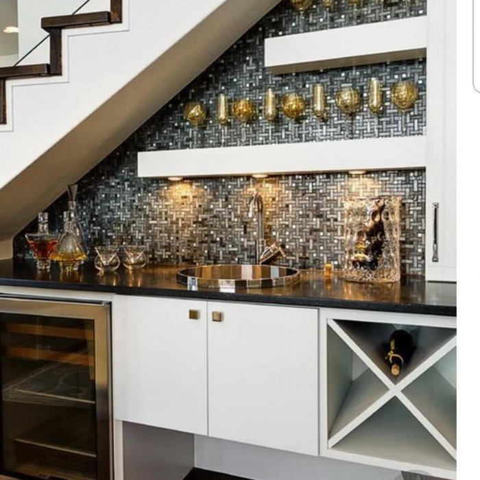 Интерьер кухни под лестницей