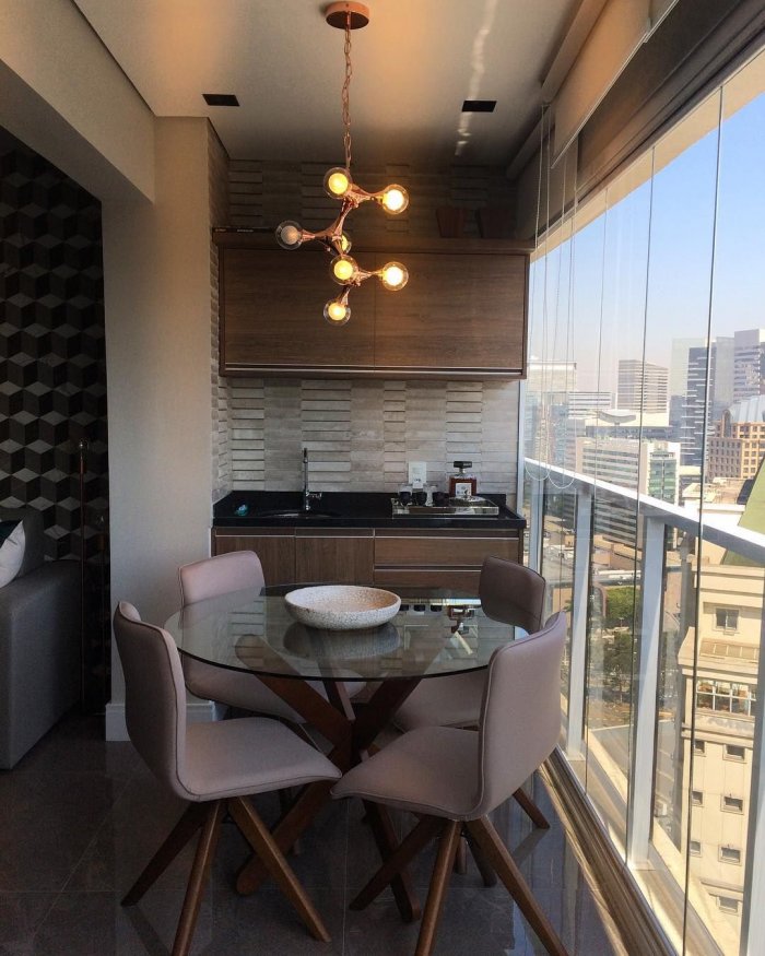 Обеденный стол на лоджии