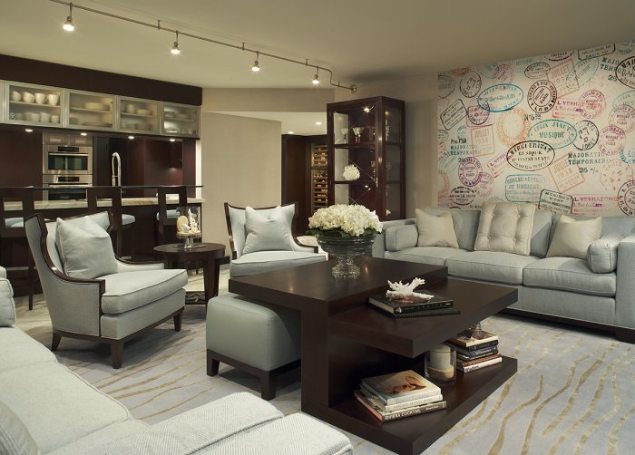 Гостиная со столом и диваном