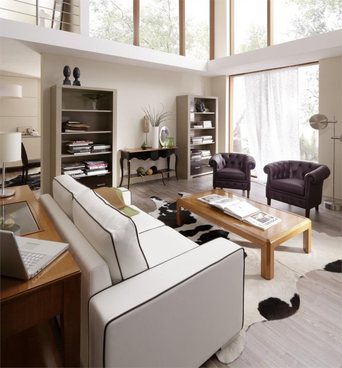 Гостиная со столом и диваном