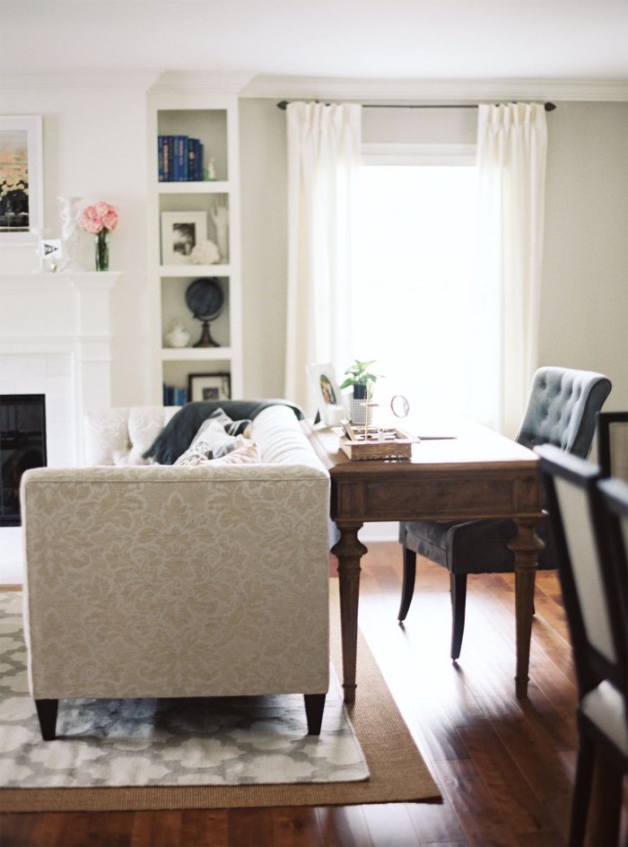 Консоль за диваном в интерьере