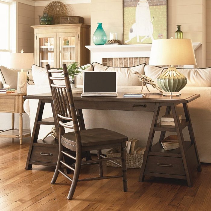 Столик за диваном