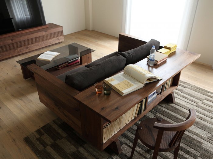 Столик за спинкой дивана