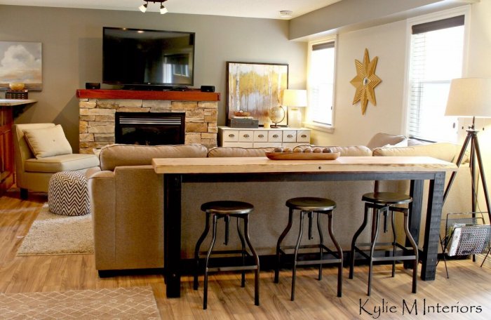 Обеденный стол за диваном