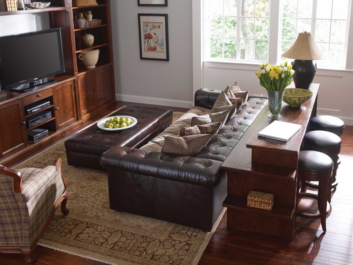 Консоль за диваном