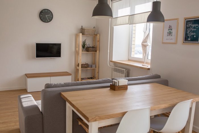 Кухонный стол за диваном