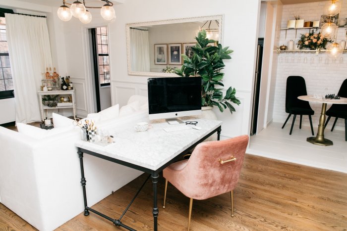 Диван спинкой к обеденному столу