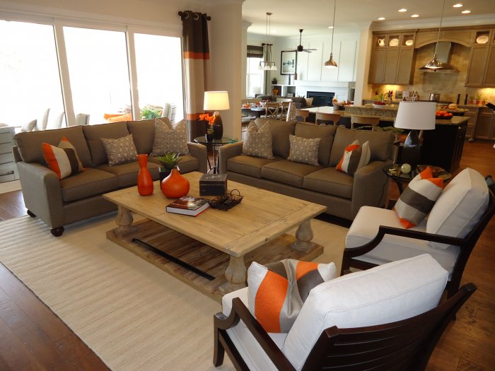 Угловой диван посередине комнаты