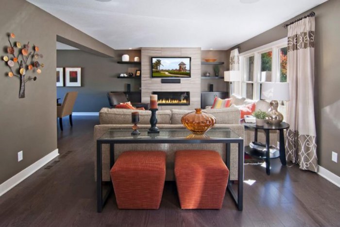 Обеденный СТОД за диваном в кухне гостиной