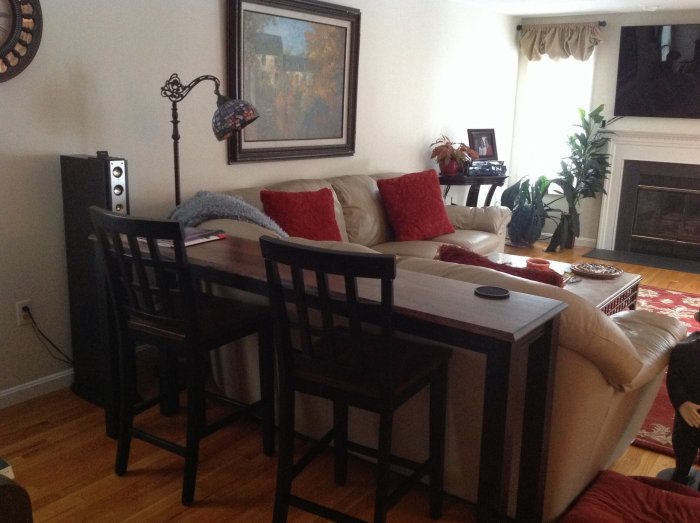 Стол за спинкой дивана