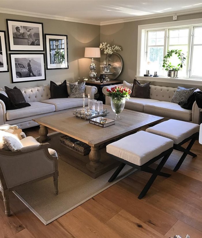 Гостиная с обеденным столом и диваном