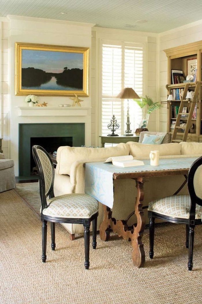 Столики в гостиную рядом с диваном