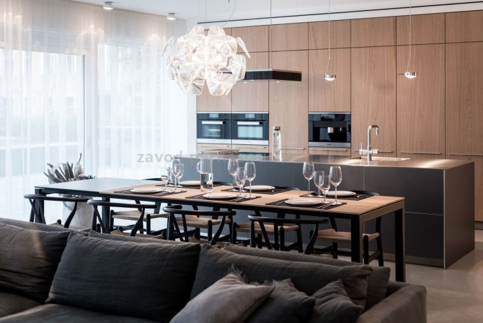 Обеденный стол за диваном в интерьере