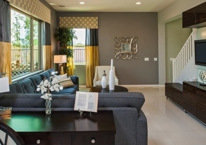 Письменный стол за диваном в интерьере