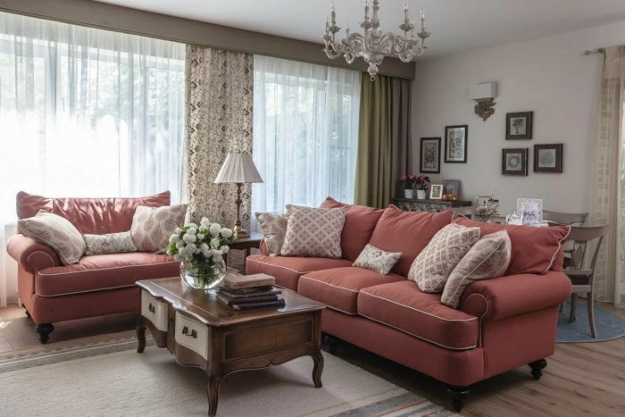 Терракотовые шторы в интерьере гостиной