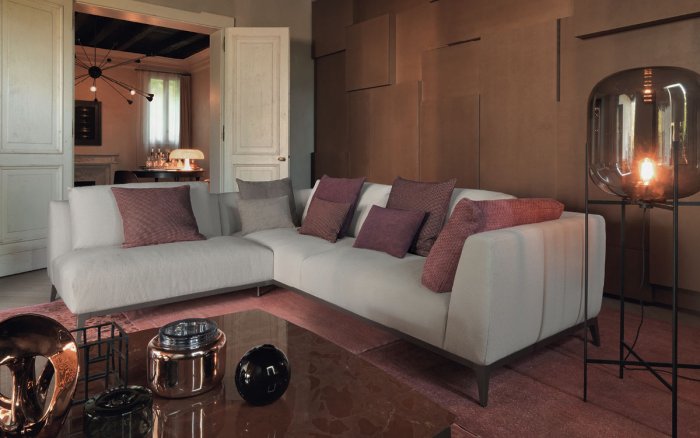 Терракотовый диван в интерьере