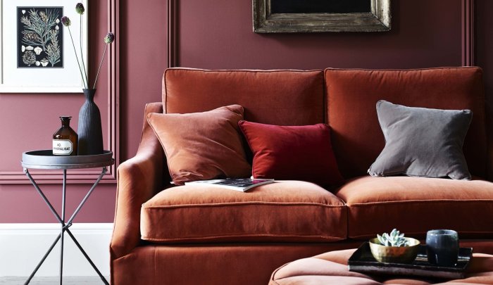 Диван терракотового цвета