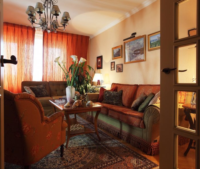 Терракотовые стены в гостиной