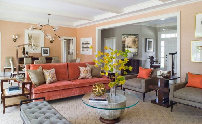 Коралловый цвет стен гостиной