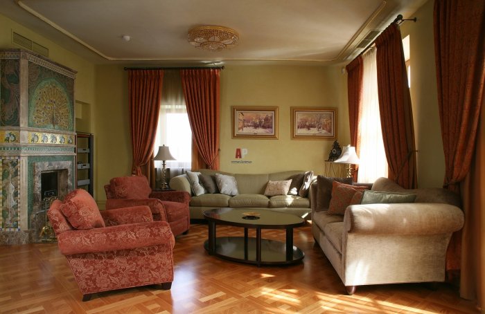 Уютный интерьер гостиной в терракотовых тонах