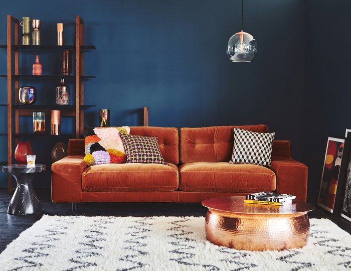 Диван кирпичного цвета в интерьере