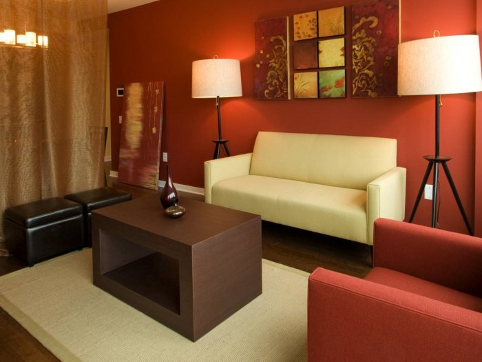 Красный диван бежевые стены