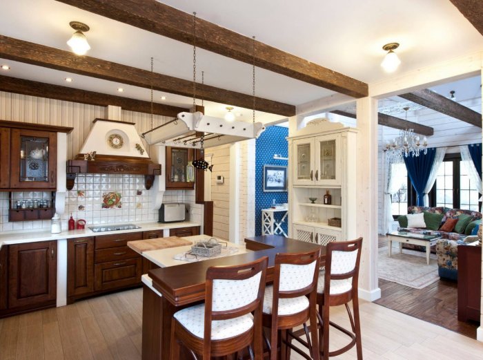 Потолочные балки в интерьере кухни
