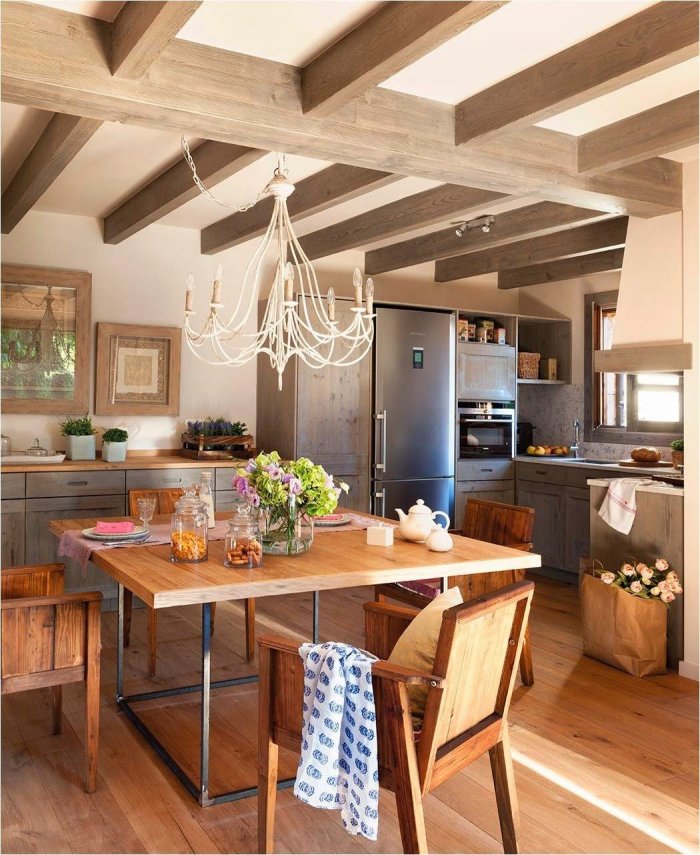 Кухня с деревянными балками на потолке