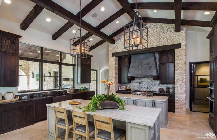 Декоративные балки в интерьере кухни