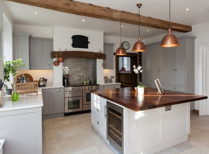 Кухня с деревянными элементами