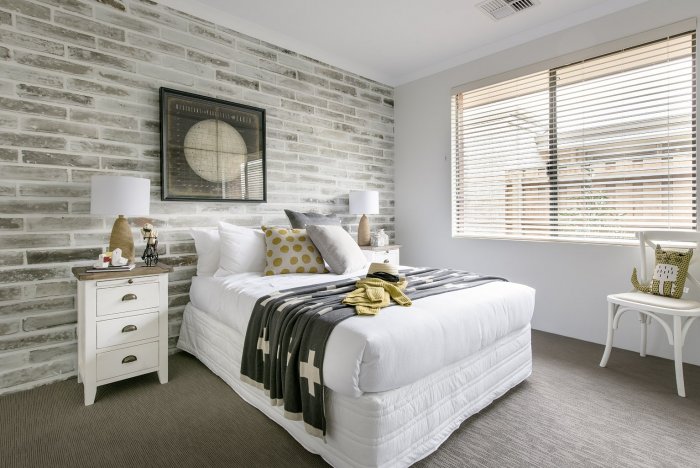 Интерьер комнаты с белой кирпичной стеной