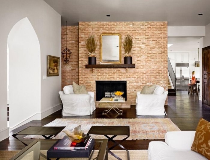 Кирпичная стена в интерьере гостиной