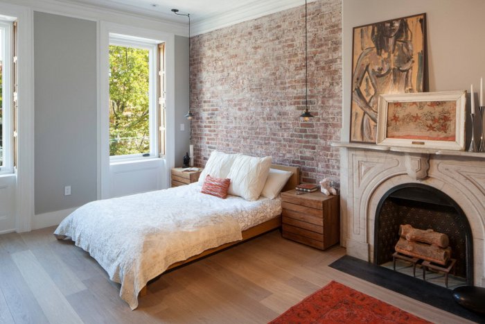 Комната с кирпичной стеной