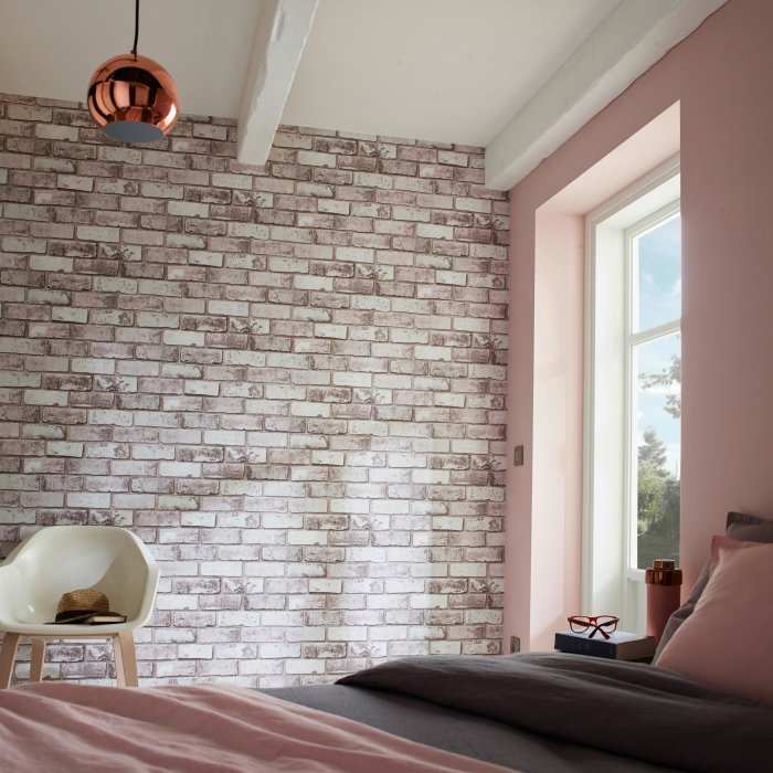 Сочетание кирпичиков и обоев