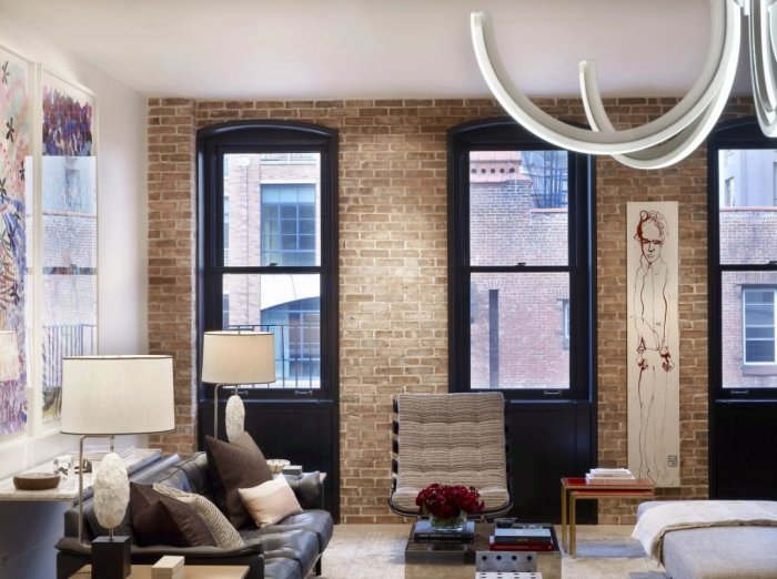 Кирпичная стена с окном в интерьере