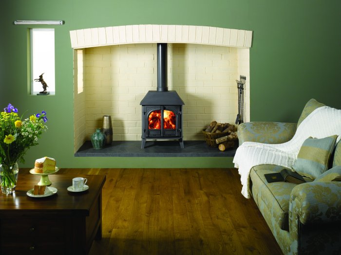 Гостиная с камином в оливковом цвете