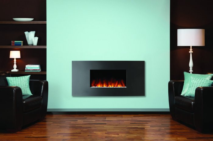 Камин на фоне серой стены