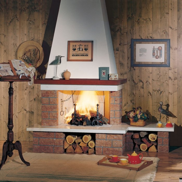Деревянный камин в интерьере