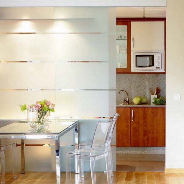 Откатная цельностеклянная дверь