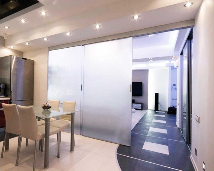 Кухня студия с раздвижной перегородкой