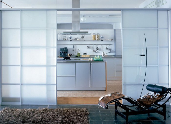 Кухня гостиная со стеклянной перегородкой