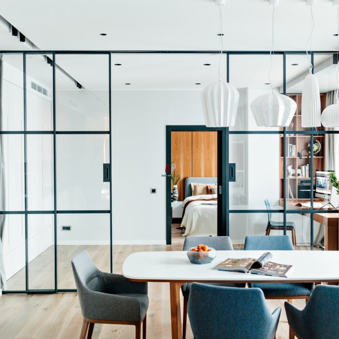 Студия кухня со стеклянными дверями