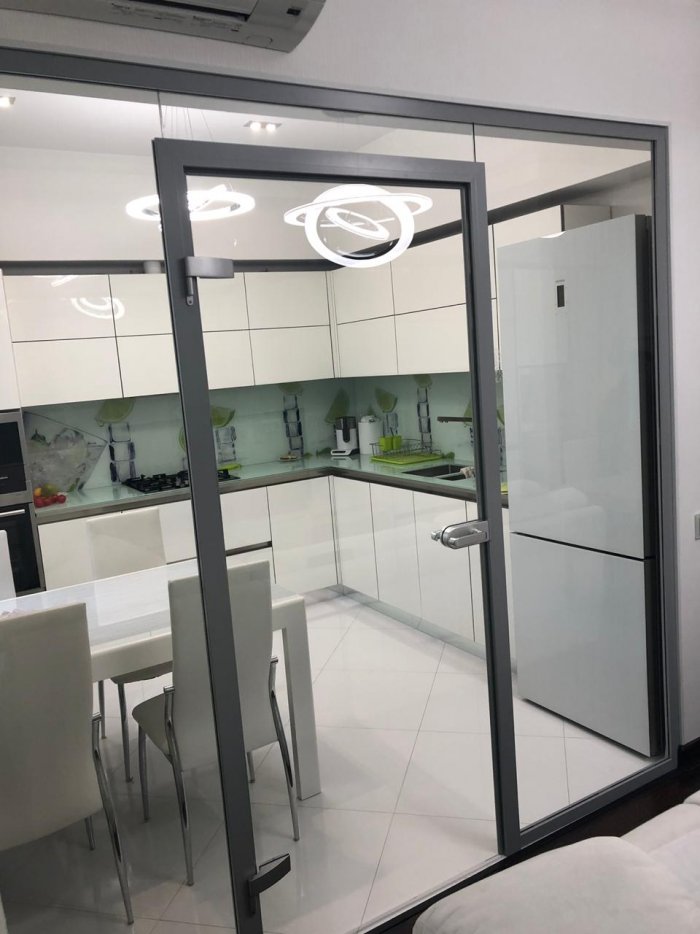 Кухонная стеклянная перегородка с дверью