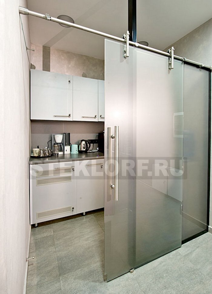 Стеклянные перегородки для зонирования кухни и гостиной